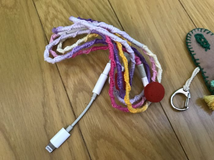 絡まるイヤホンの困ったを解消しました 刺繍糸でマクラメ編みの輪結びで編みこんでみた 暮らしに役立つ生活情報館